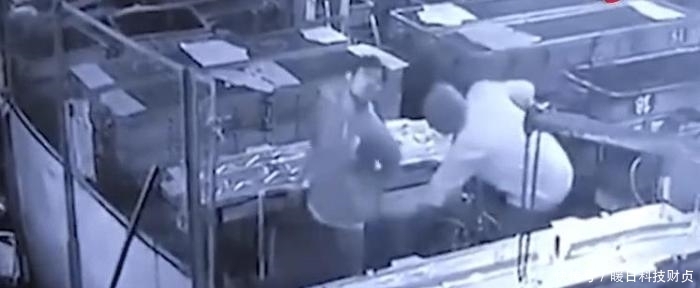 部下|“超压气枪”被主管残忍送入部下体内，男子直肠破裂死亡