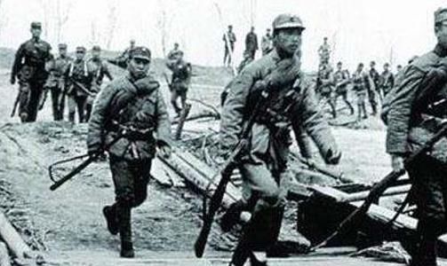 战士|战士将击毙日军头颅砍下,挂树上祭奠战友,唯一逃回的鬼子被吓死