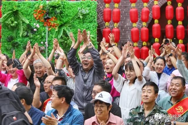 华尔兹|《喜上加喜》父亲在女儿相亲现场抱着扫帚跳华尔兹?