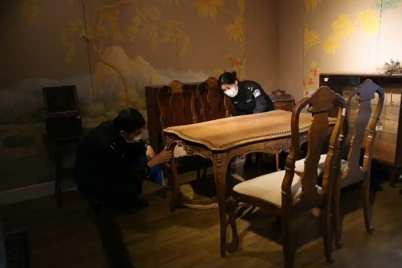 案值|1.5万件古董家具全是走私货！上海一网红古董家具店涉嫌走私 案值4千万元