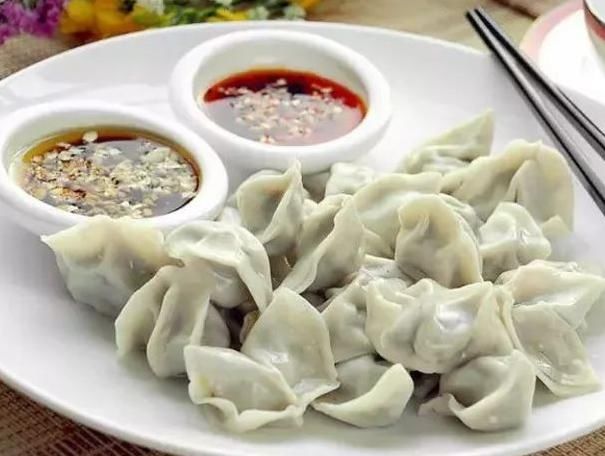  到底|煮饺子到底是用冷水还是开水？教你一招，饺子不破皮又好吃