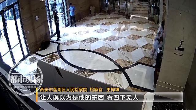 伸出|可恶！不仅在婚礼上蹭吃蹭喝，男子还向人伸出了“第三只手”