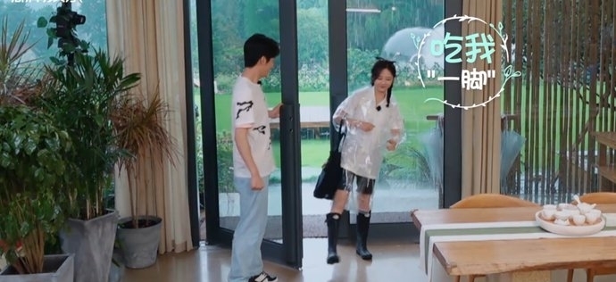 剧情|谭松韵冒雨重返节目组,谁注意张新成下意识反应?怕是偶像剧情