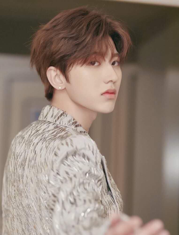  在内|巅峰对决！蔡徐坤王一博谁才是内娱真顶流？肖战不算在内