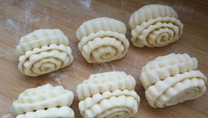 卷起来|手把手教你在家蒸花卷,一根筷子就搞定,花卷蓬松柔软,比包子馒头还好吃