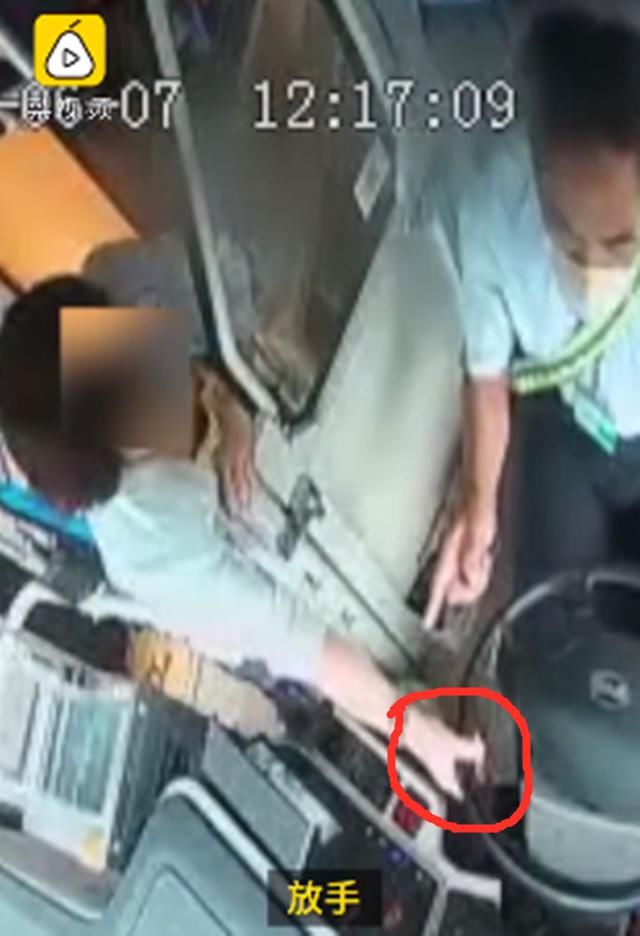 脑袋|真气人！女子乘公交车坐过站，竟砸司机脑袋还抢方向盘