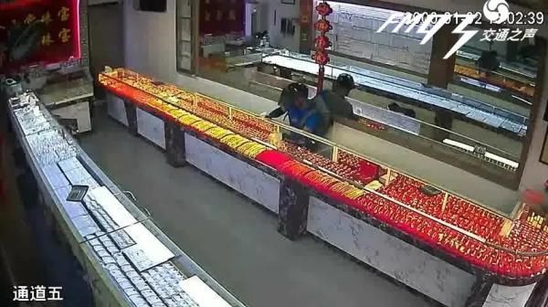  流浪汉|抢劫金店后躲进山！跳桥、跳湖、扮流浪汉…抓捕过程比大片还紧张