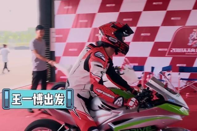 比赛|在王一博摩托车比赛中,当他摘下头盔休息时,他真的认为认错人