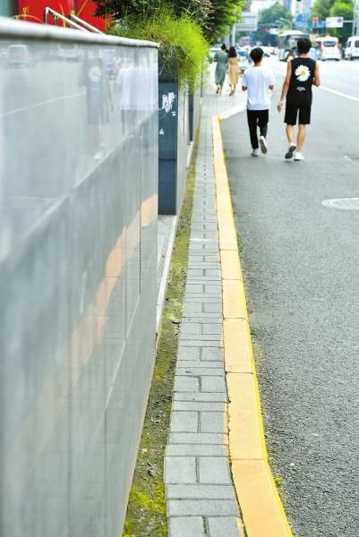 人行道|成都:“不好下脚”的人行道现在不窄了