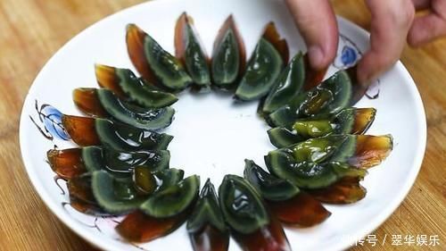 下饭|这才是辣椒拌皮蛋的正确做法,香辣下饭,上桌就抢光,吃了还想吃