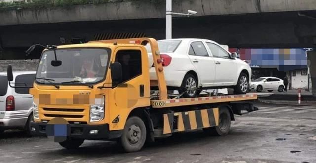 交警|拖车司机牛气哄哄，马路当成自家客厅，不料被交警怼得抬不起头