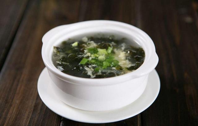  下锅|紫菜鸡蛋汤，紫菜先下锅就错了，难怪不鲜不好喝大厨：这样做才对