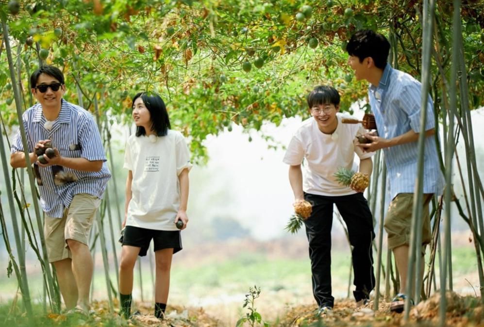  下季|彭昱畅问张子枫，下季《向往的生活》你希望谁来？妹妹回答好真实