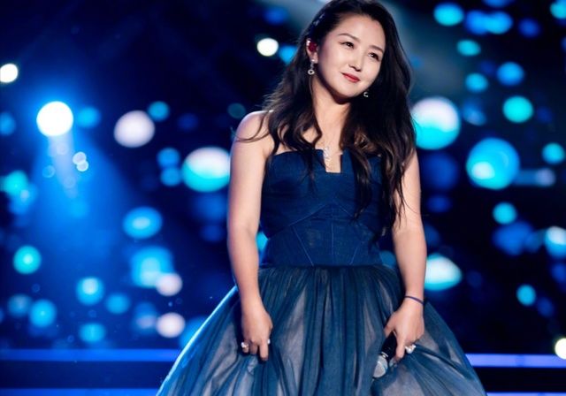  压力|何洁直播中大哭失业三个月，4个孩子压力太大，网友：真是活该