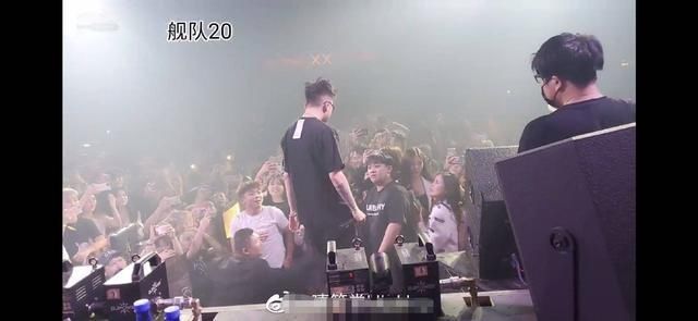 太装|说唱歌手又出事?王以太演出被观众喷脸,原因竟是“太装”