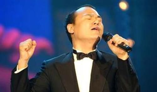  修成|一首个火遍全国，36岁看上9岁小女孩，苦等10年最终修成正果