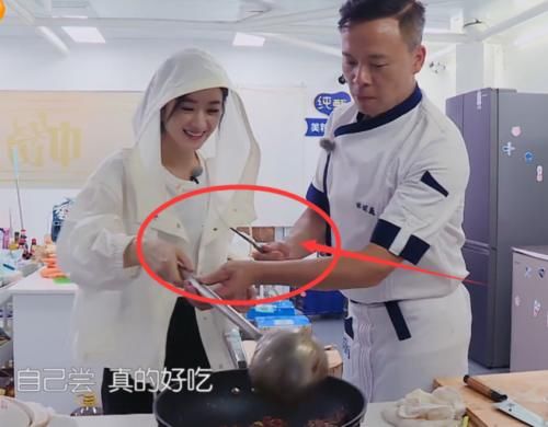  嘴里|林大厨试菜用的夹子，赵丽颖洗都不洗直接塞嘴里，不懂得避嫌吗？