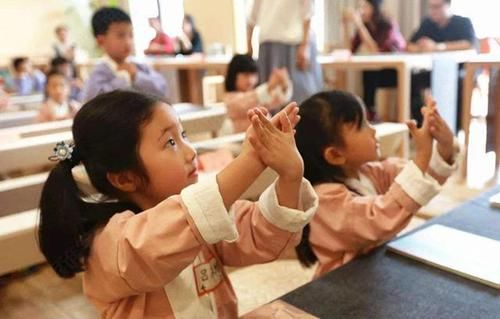 未来|地铁上的一张照片，引众人点赞：你的教养决定孩子未来的高度