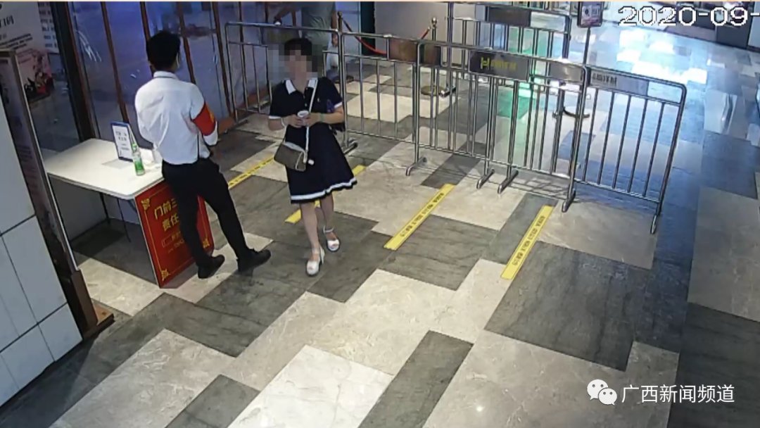归还|南宁一女子两分钟内在店主眼皮下顺走一个包，失主：主动归还，不追究