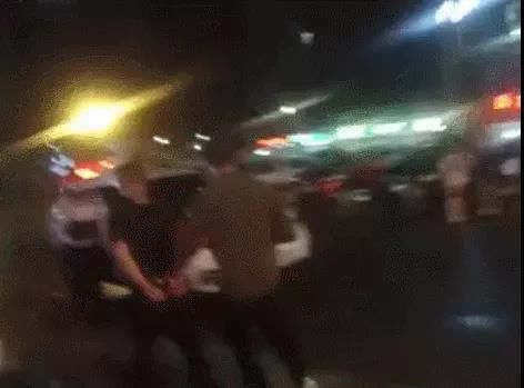 男子|嘉兴男子假冒警察天天去娱乐场所“执法”,消费还不给钱,直到遇上了真警察