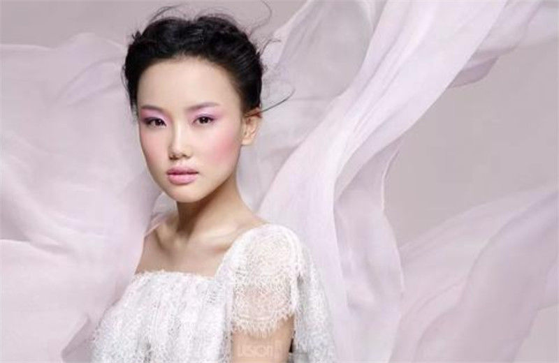  黄龄|《乘风破浪》姐姐录制节目太随意？黄龄在车里脱鞋，孟佳更夸张