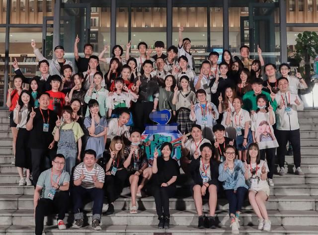  杀青|《中餐厅4》杀青大合影，刘宇宁因故缺席，节目组的做法太用心