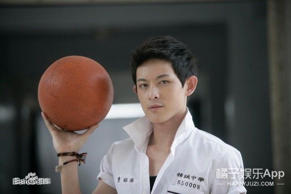  黑糖|还记得《黑糖玛奇朵》的敖犬吗？他现在长这样