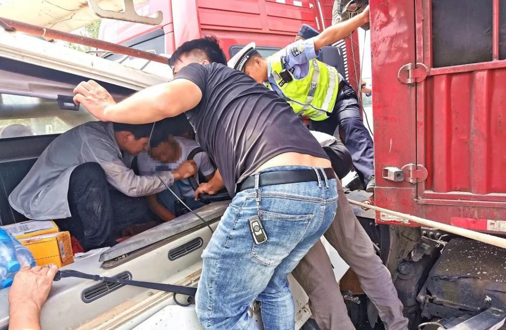 在场|一群好人!在场的每一个人都伸出援助之手!