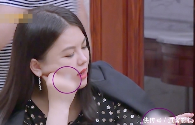 样式|李湘吃晚餐时,手表和戒指都被打码,抬手撩头发才看清样式
