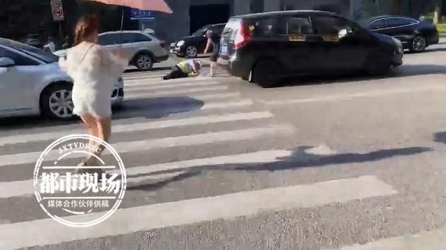 民警|55度高温!民警马路上晕倒,接下来一幕太暖了