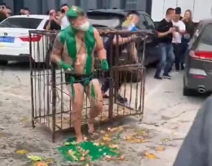 新郎|新郎被扒得只剩底裤，“婚闹”闹的是道德与秩序