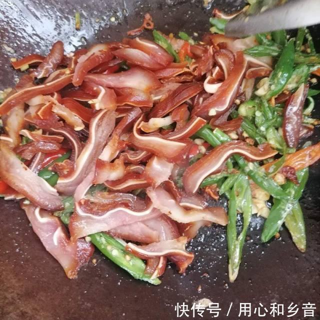 香辣|香辣猪耳,香辣入味,下酒下饭