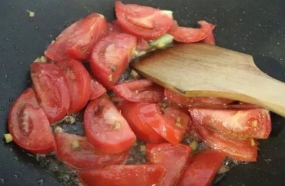  等于|炒丝瓜加一物，等于天然泻药，改善肠胃，软化血管不堵塞，小肚子不鼓了，皮肤水嫩