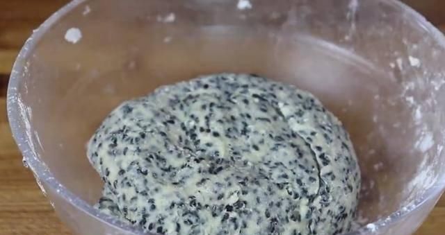  打入|黑芝麻打入2个鸡蛋，简单一做，孩子三天两头点名吃，百吃不厌