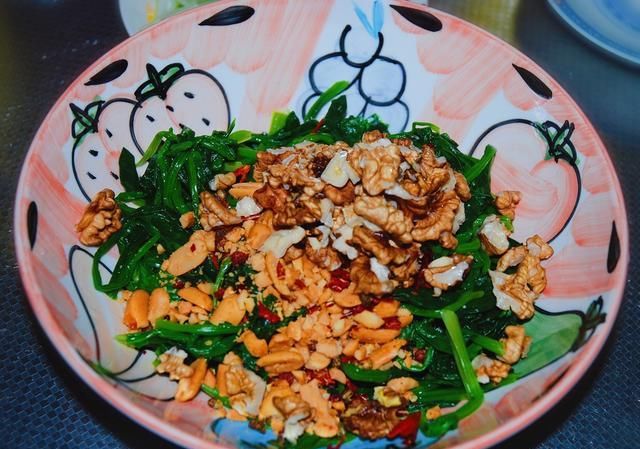 炒鸡蛋|还在用菠菜炒鸡蛋吗?三伏天教你做一道开胃菜,简单易学酸辣爽口