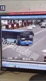  不了|贵州公交坠湖，21人死亡5孩子遇难：“妈妈，我再也回不了家了”