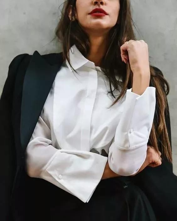 发黄|衣服发黄，别用漂白剂了，水里加点它，比新买的还干净！