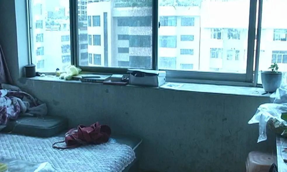  小心|贵州丨一块石头从天而降，击中路人！这栋楼大家要小心啊！