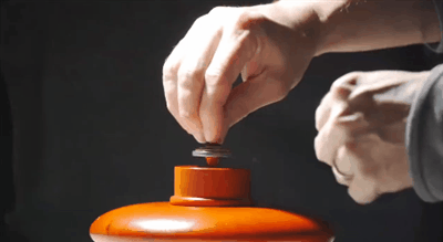 入口|搞笑GIF：小伙子，按照这个牌示，很可能这里就是入口，不要有怀疑，下去吧