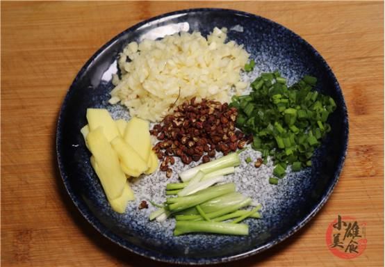  解馋|水煮鱼我只服这个做法，几个技巧轻松搞定，鱼肉嫩滑不散，真解馋