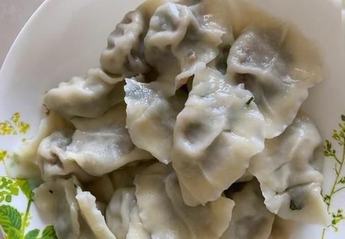  午餐|岳云鹏又晒午餐了，除了饺子都是素菜，这是准备减肥了吗？