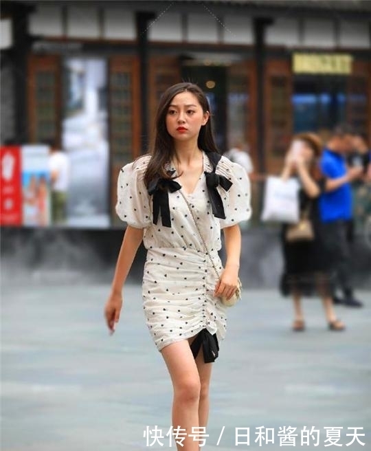 个性|街拍：美丽动人的小姐姐，独特的穿衣搭配，穿出自己的个性！