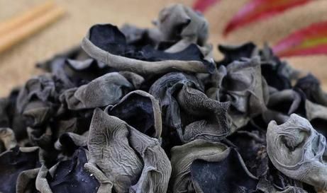  发现木耳|泡木耳时，只会加水是不对的，牢记1个小妙招，木耳泡得又大又好