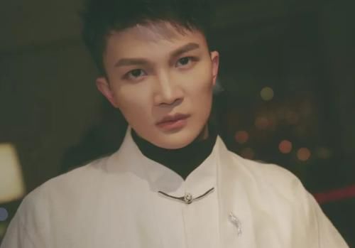  驾到|《新手驾到》教练在戚薇车轮底下放键盘，看到周深的反应：情商太高