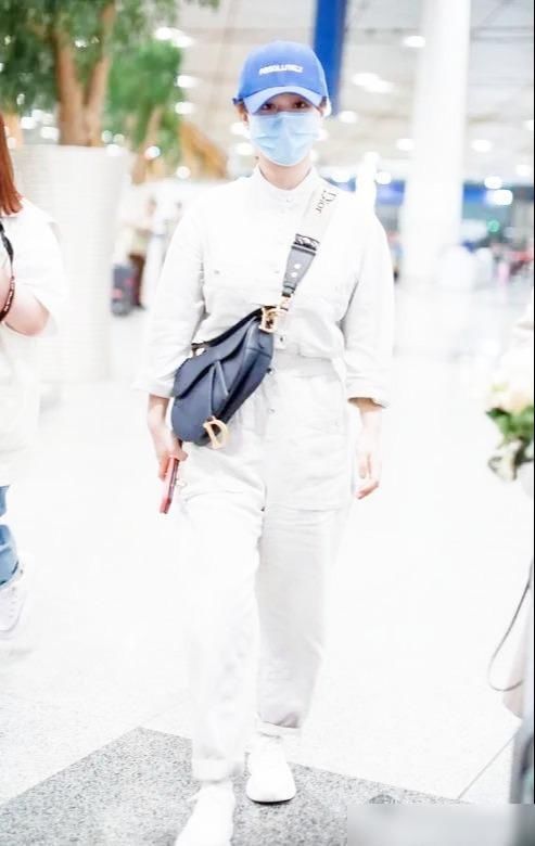 白色|杨紫参加完百花奖后，白色工装连体裤出镜，干净利落！