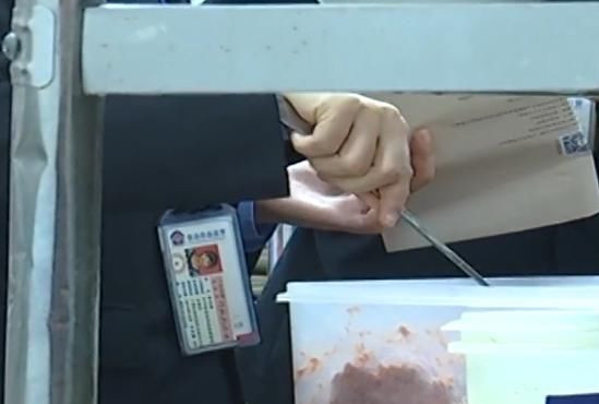  跪下|男子火锅店内吃出塑料，看完监控经理傻眼了：我给你跪下道歉！