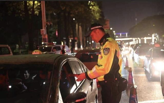  小区|喝完酒请代驾开到小区，然后自己挪车进车库，属于酒驾吗？