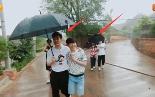  雨水|《向往》黄晓明“撑伞”太好笑，何炅全身被雨水淋湿，让人想起当年的孙俪！