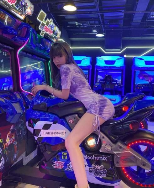  续韦神|续韦神之后，斗鱼向女主播索赔8000万违约金，网友：靠违约金发财