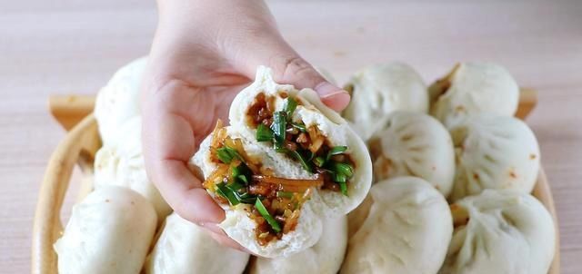  翠绿|韭菜素包子，还是这做法最好吃，韭菜翠绿不变色，松软鲜嫩超解馋